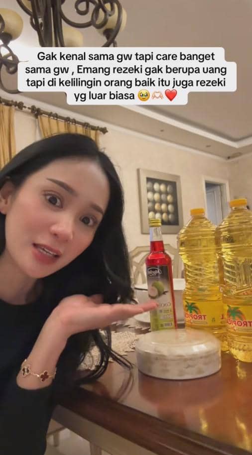 Bunga Zainal Dapat Hampers dari Pedagang Sayur dan Sembako 