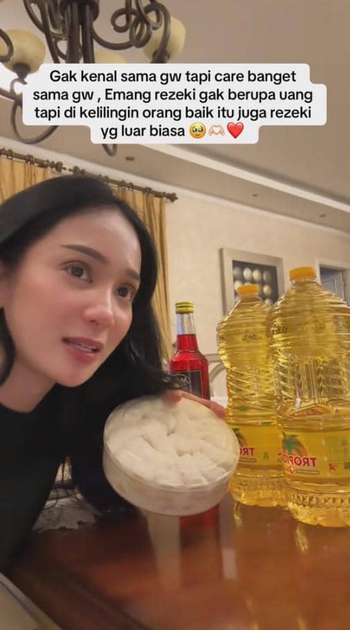 Bunga Zainal Dapat Hampers dari Pedagang Sayur dan Sembako 