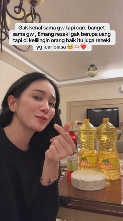 Bunga Zainal Dapat Hampers dari Pedagang Sayur dan Sembako 