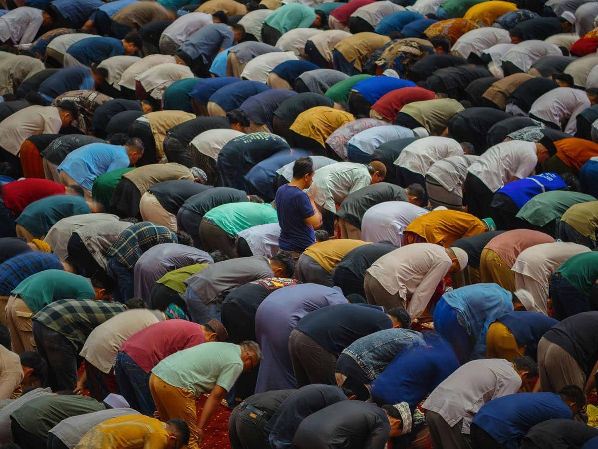 Ilustrasi Masyarakat Sedang Melaksanakan Salat Id