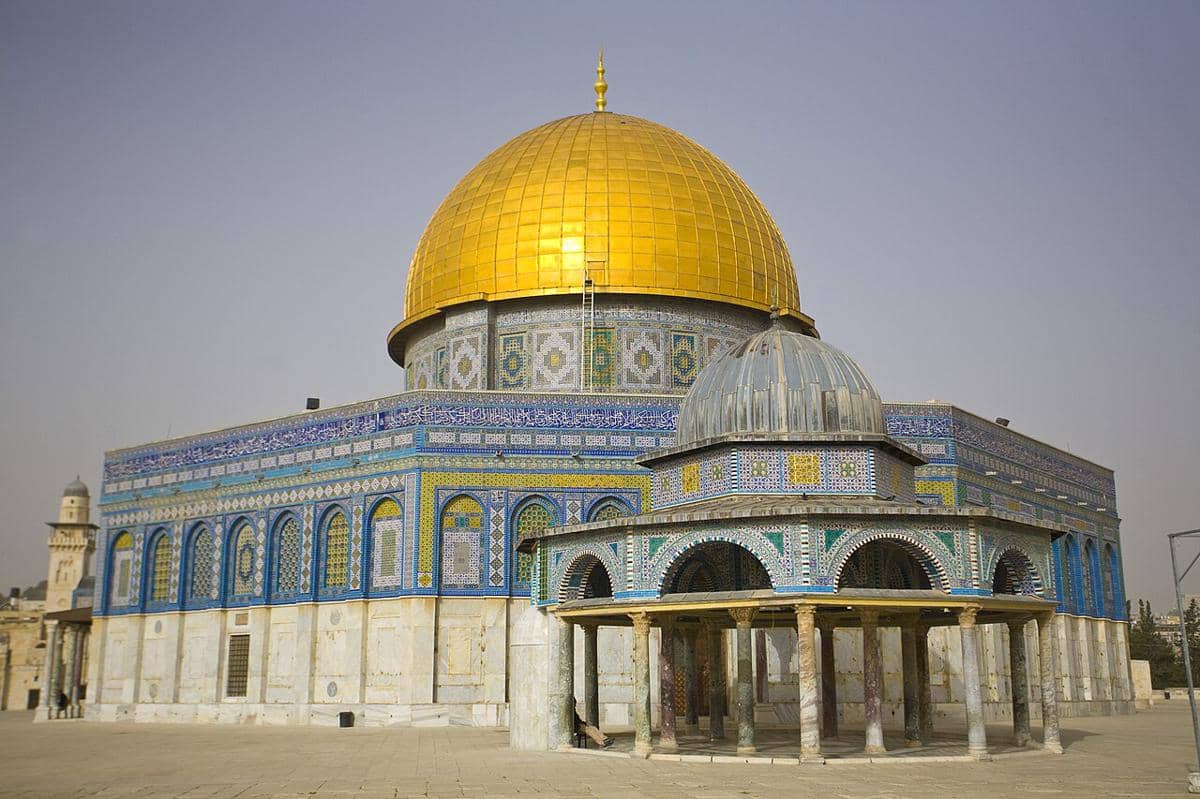 Dome of the Rock (Kubah Batu), atau dalam bahasa Arab disebut sebagai Qubbat as-Sakhrah. Bangunan ini terletak di kompleks Masjid Al-Aqsa, Kota Tua Yerusalem. 