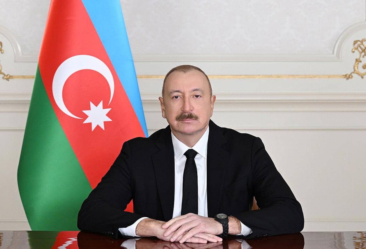 Ilham Aliyev sedang berada di kantornya. 