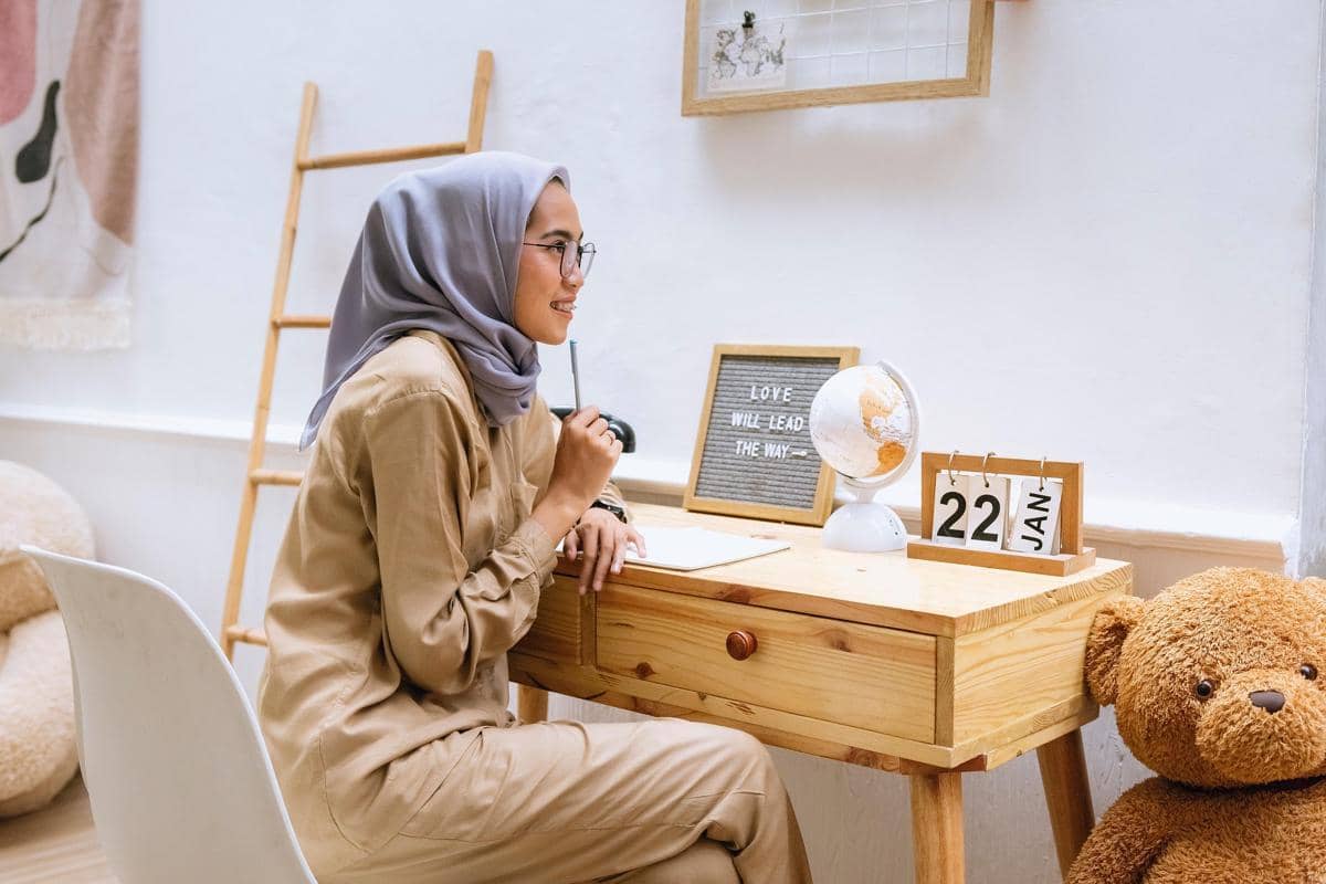 ilustrasi perempuan journaling