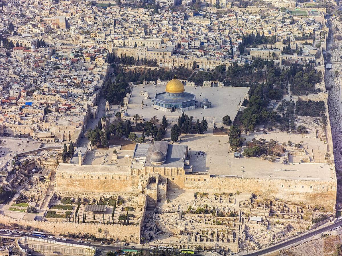 Kompleks Masjidilaqsa, yang menampilkan Kubah Shakhrah (Dome of the Rock) dengan kubah emas yang berada tepat di tengah kompleks, dan Jami' Al-Aqsha (Masjid Qibli) dengan kubah perak keabu-abuan yang terletak di sisi selatan.