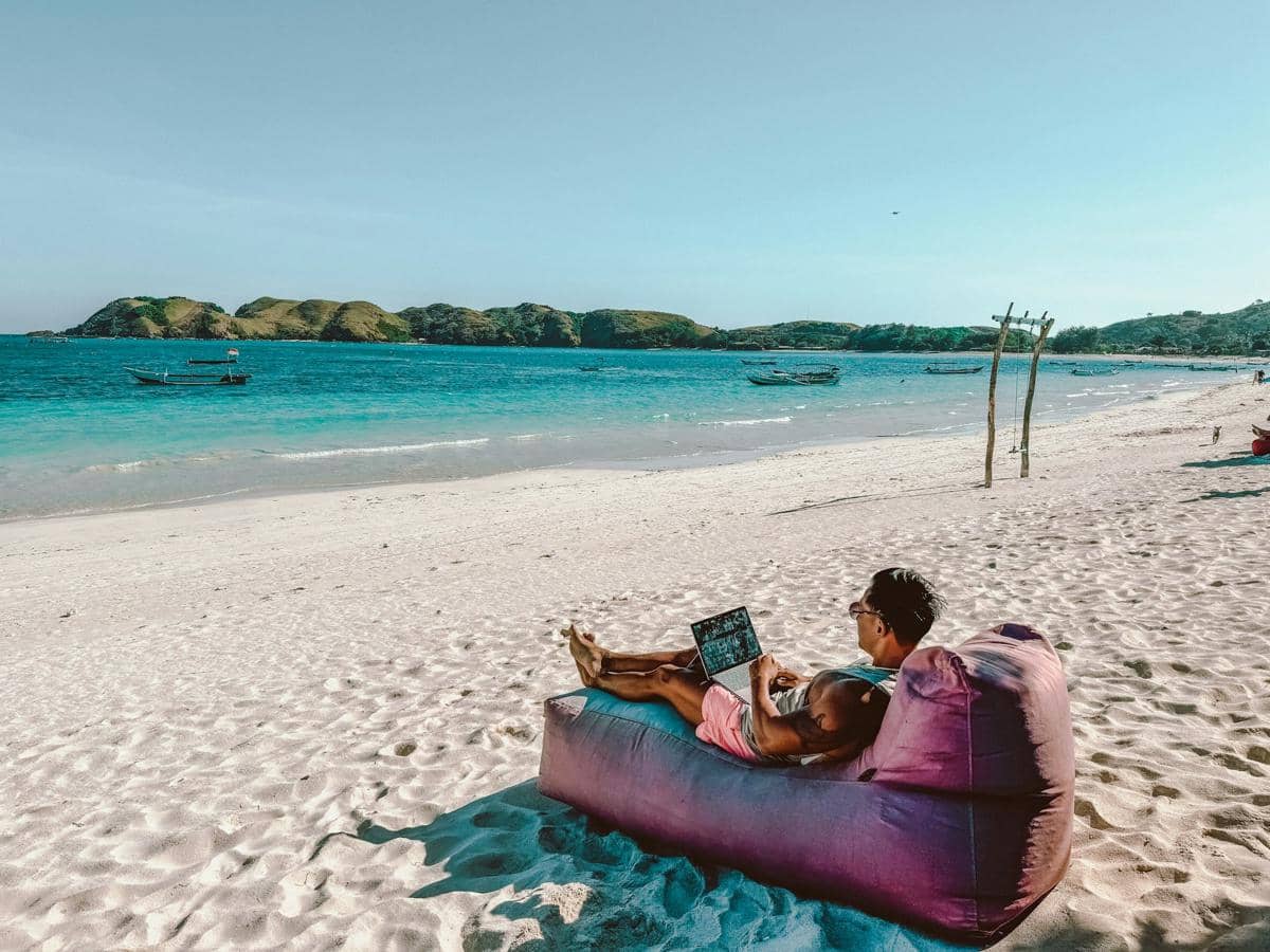 ilustrasi digital nomad di pantai