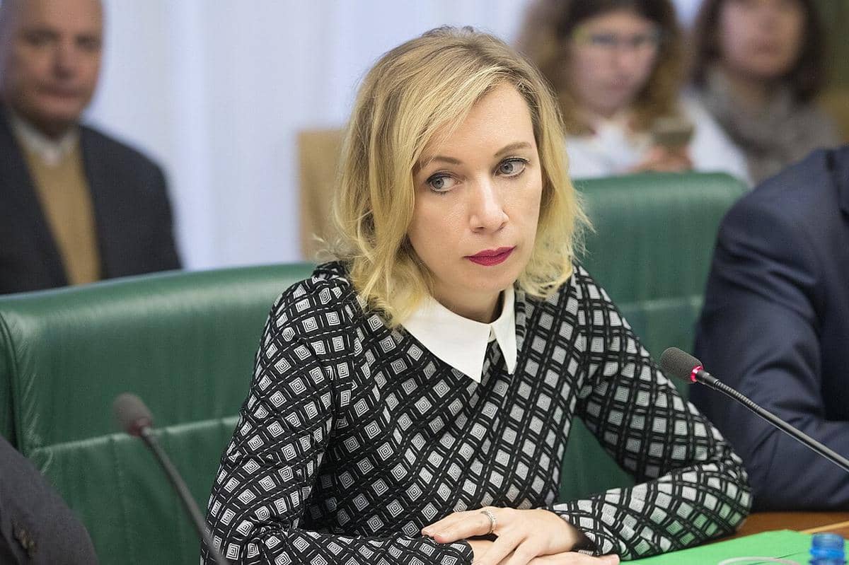 Maria Zakharova sedang rapat. 