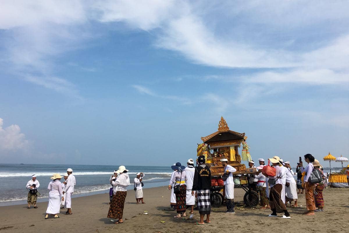 Upacara Melasti di Pantai Petitenget 