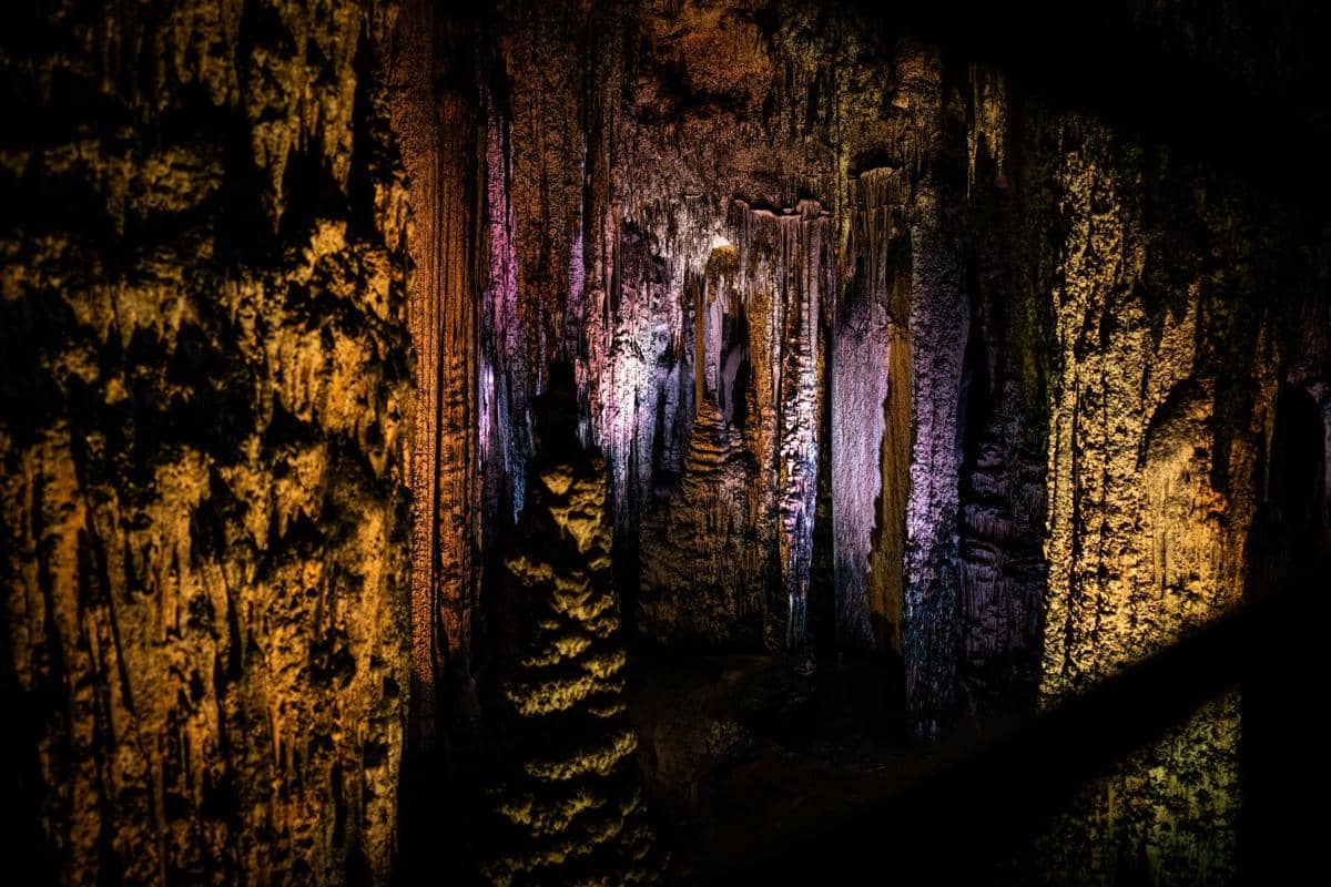 Ilustrasi keindahan stalaktit dan stalagmit berwarna di dalam Goa Gong Pacitan.