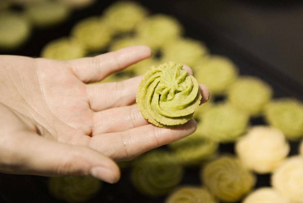 ilustrasi mencetak adonan kue