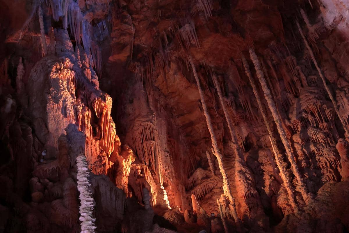 Ilustrasi kawasan karst dan formasi batu kapur di Goa Selo Arum Pacitan.