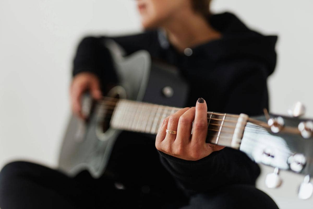 ilustrasi pria bermain gitar