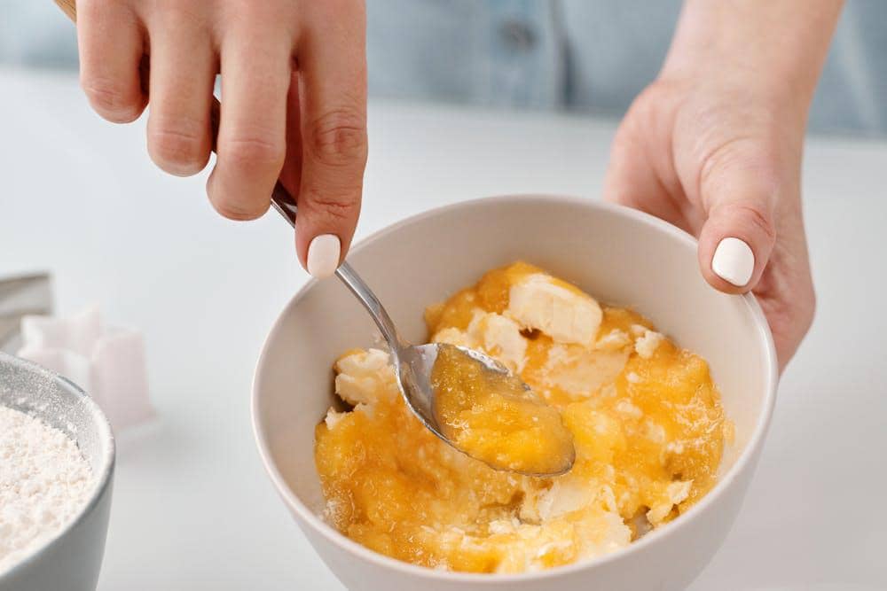 ilustrasi mengaduk margarin dan gula