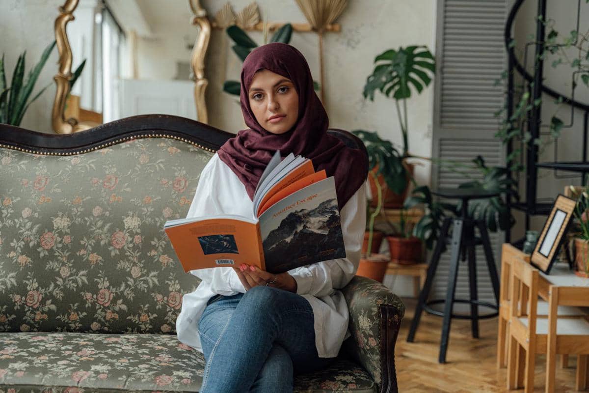 Ilustrasi membaca buku