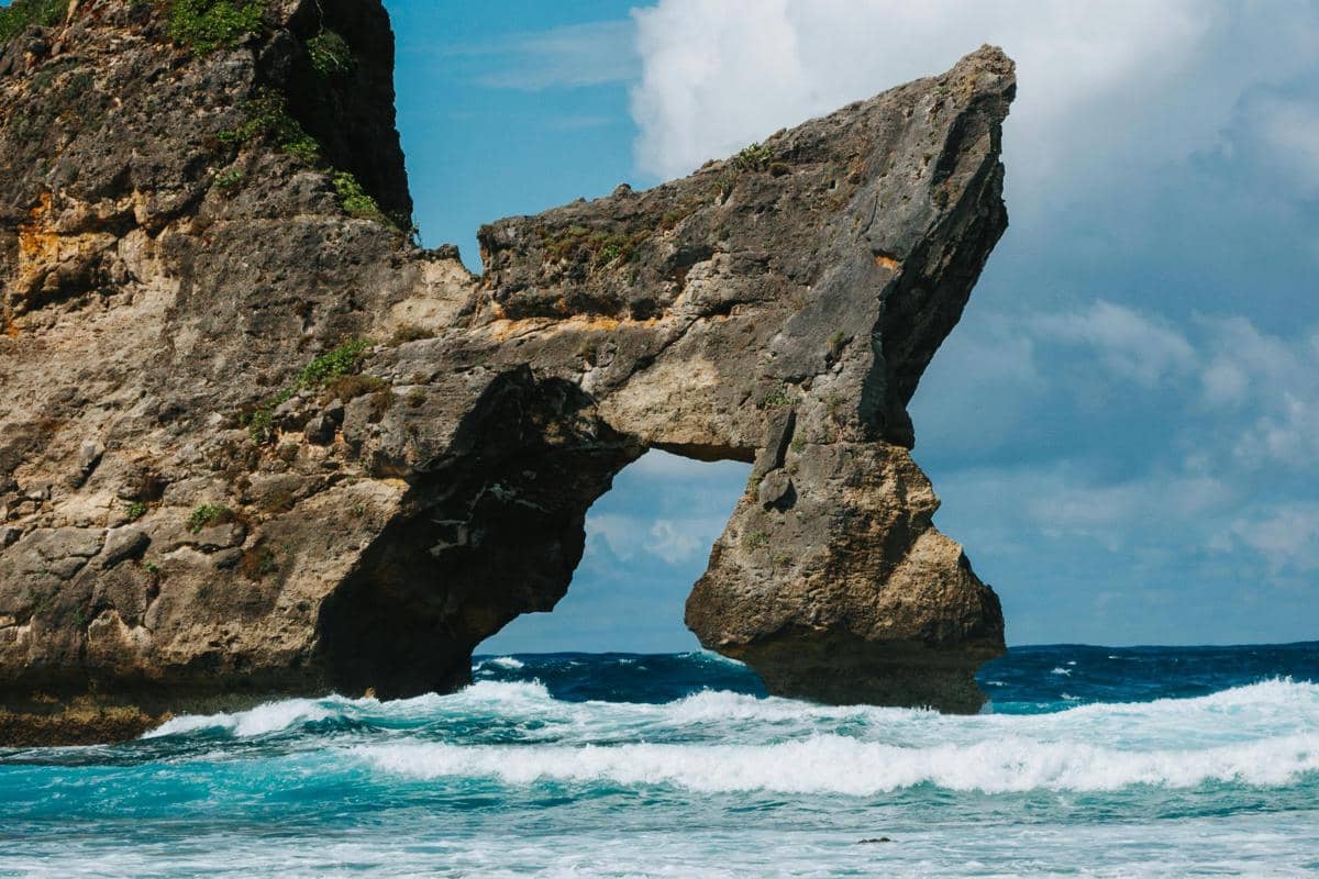 Ilustrasi Pantai Watu Dodol Banyuwangi Dengan Batu Karang Raksasa Yang Menjadi Ikon Wisata.