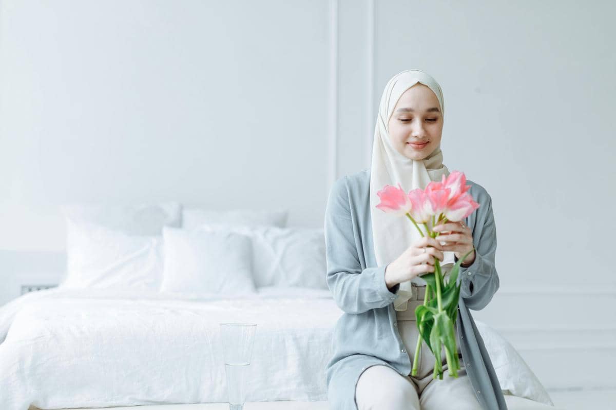 ilustrasi perempuan tersenyum