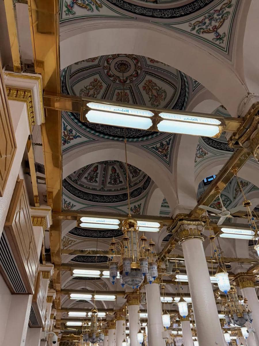 Vanesha Prescilla umrah di tanah suci.