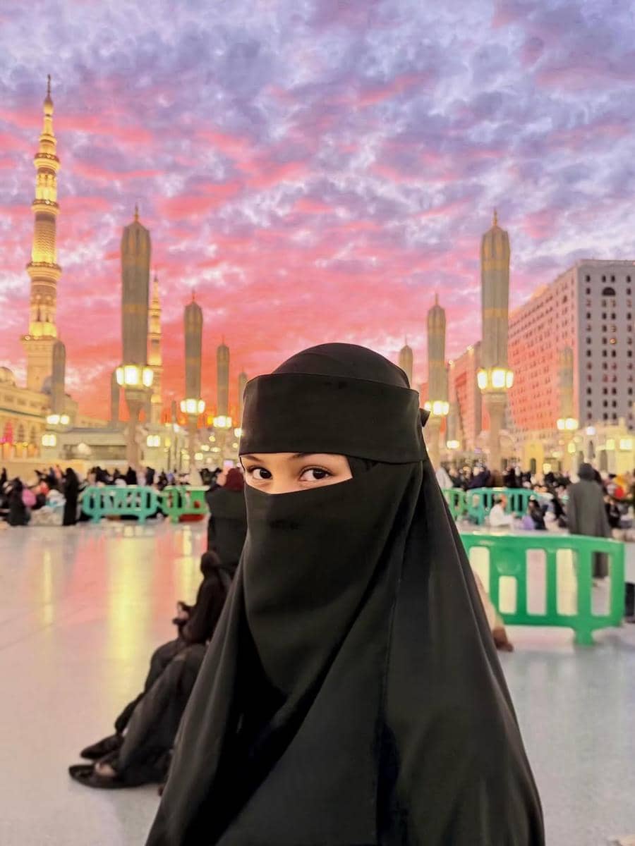 Vanesha Prescilla umrah di tanah suci.
