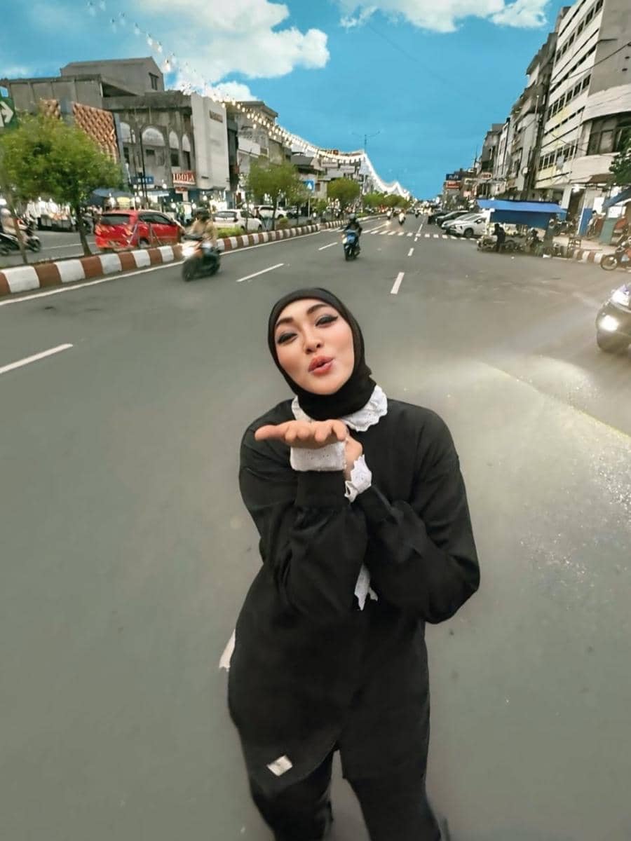 Angelina Sondakh ngabuburit di Kota Bengkulu