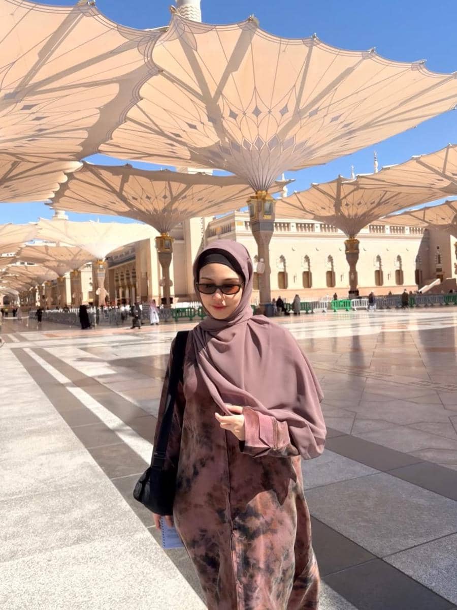 Vanesha Prescilla umrah di tanah suci.