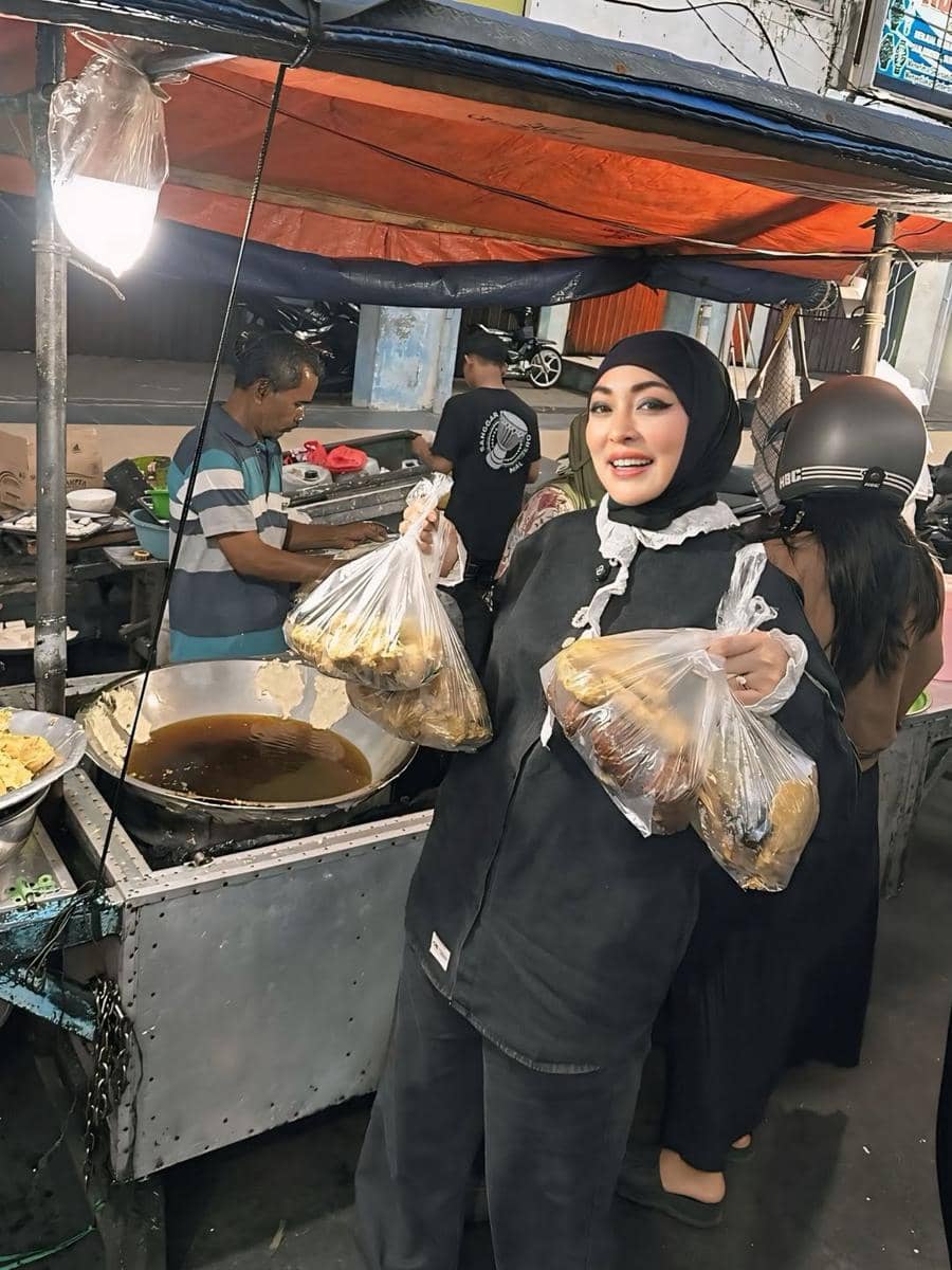 Angelina Sondakh ngabuburit di Kota Bengkulu