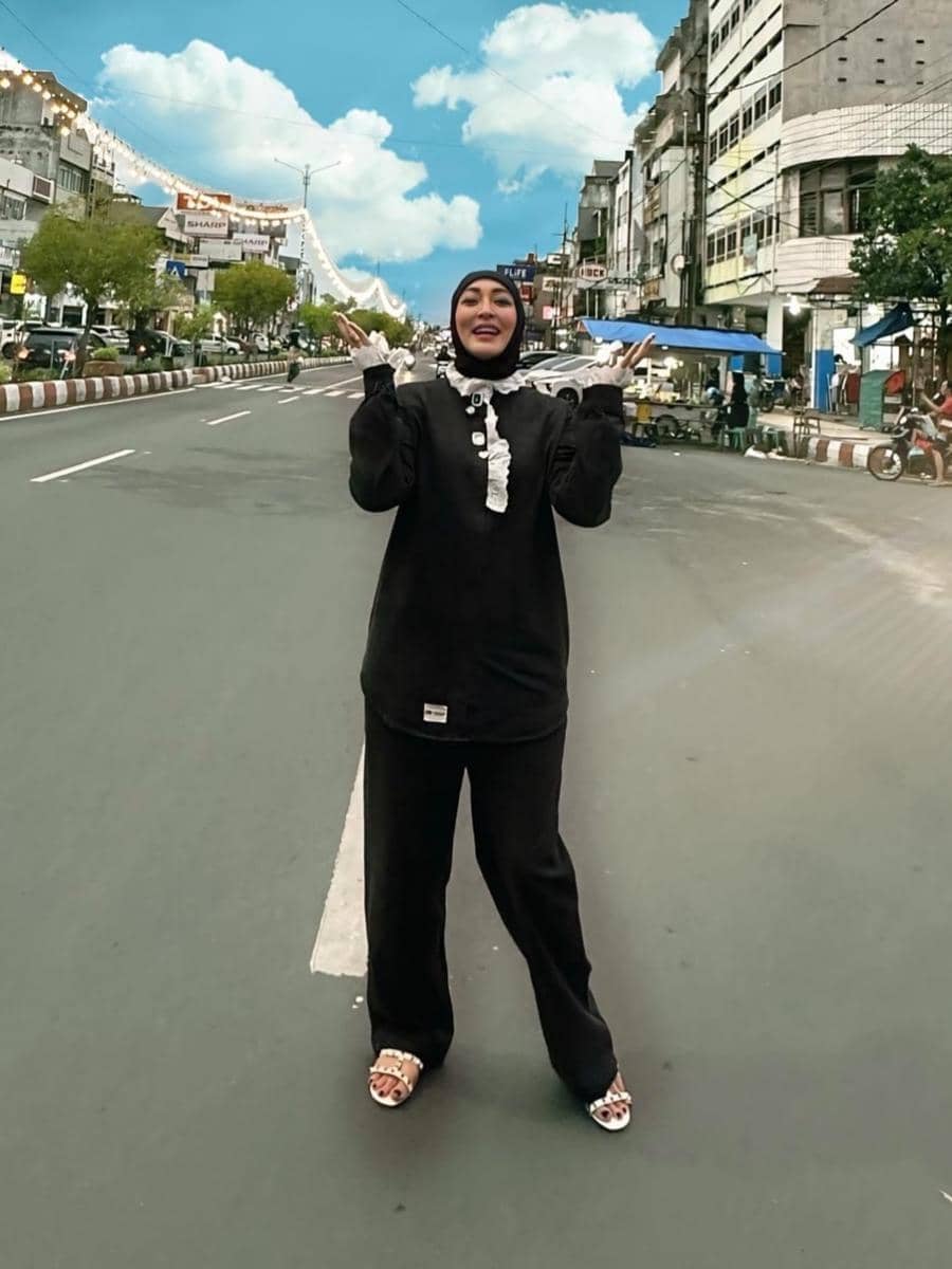 Angelina Sondakh ngabuburit di Kota Bengkulu