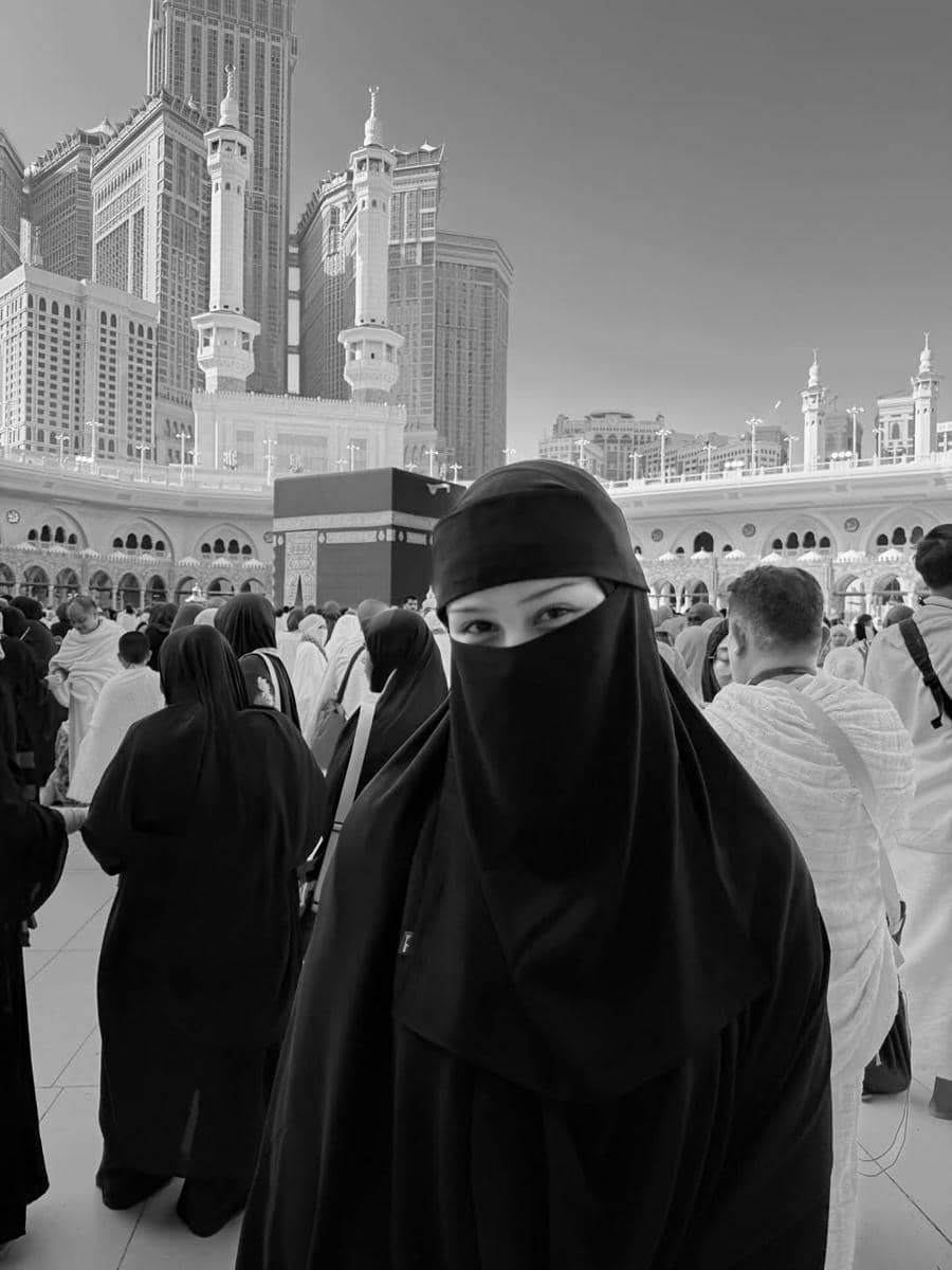 Vanesha Prescilla umrah di tanah suci.