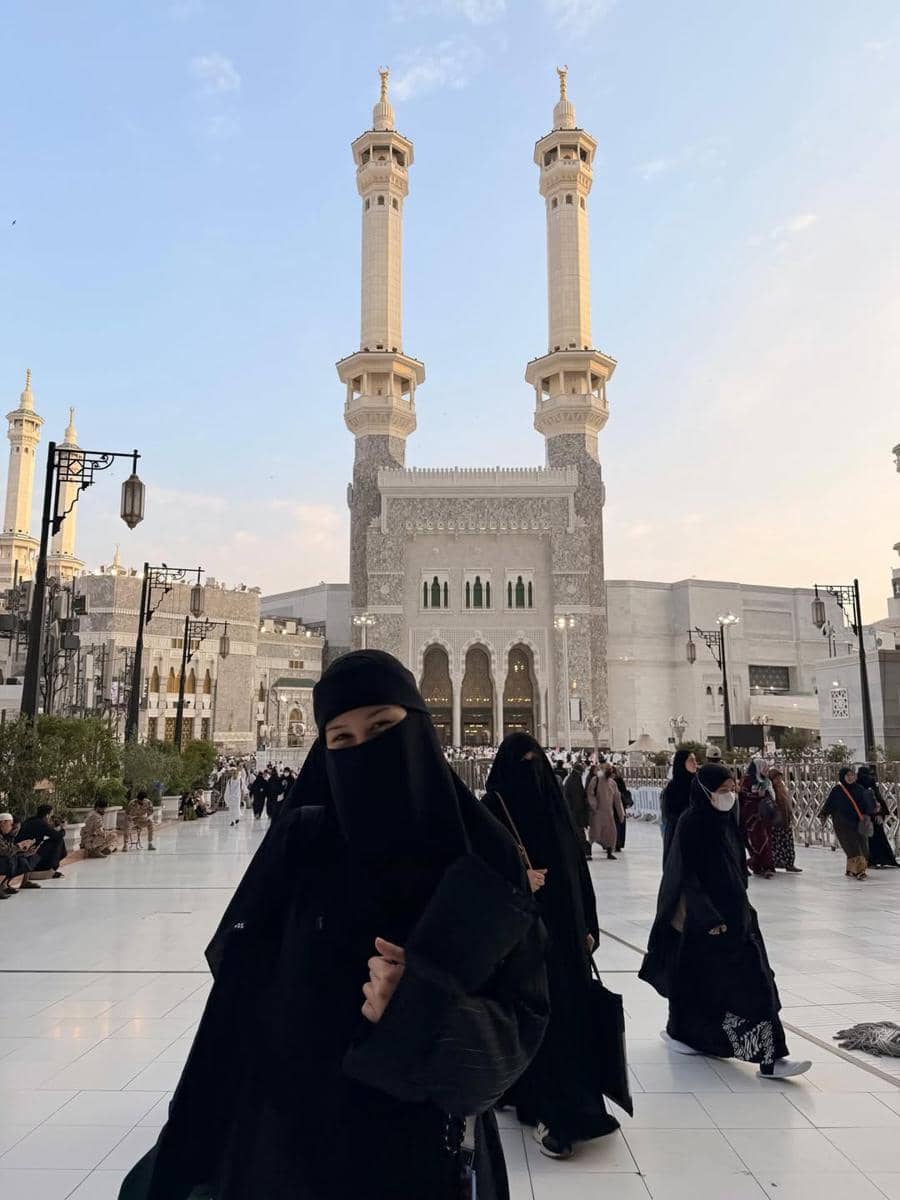 Vanesha Prescilla umrah di tanah suci.