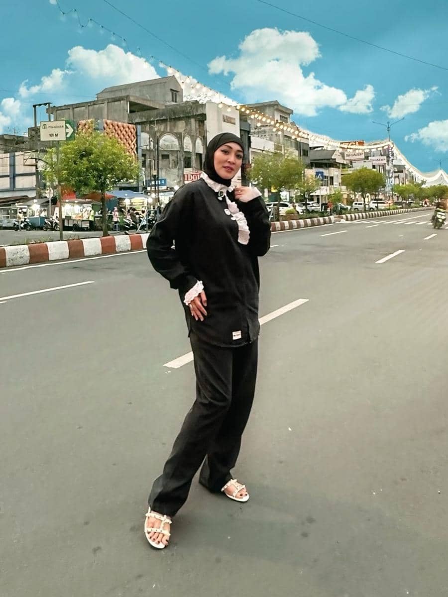 Angelina Sondakh ngabuburit di Kota Bengkulu