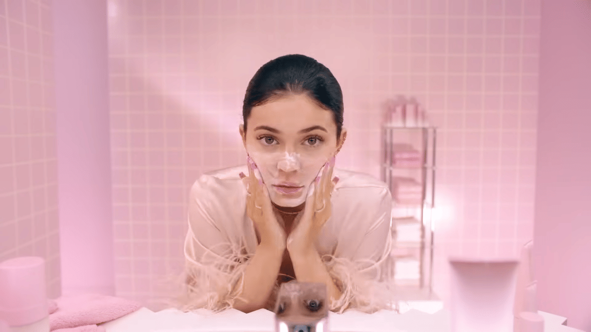 Cuplikan video skincare routine Kylie Jenner 