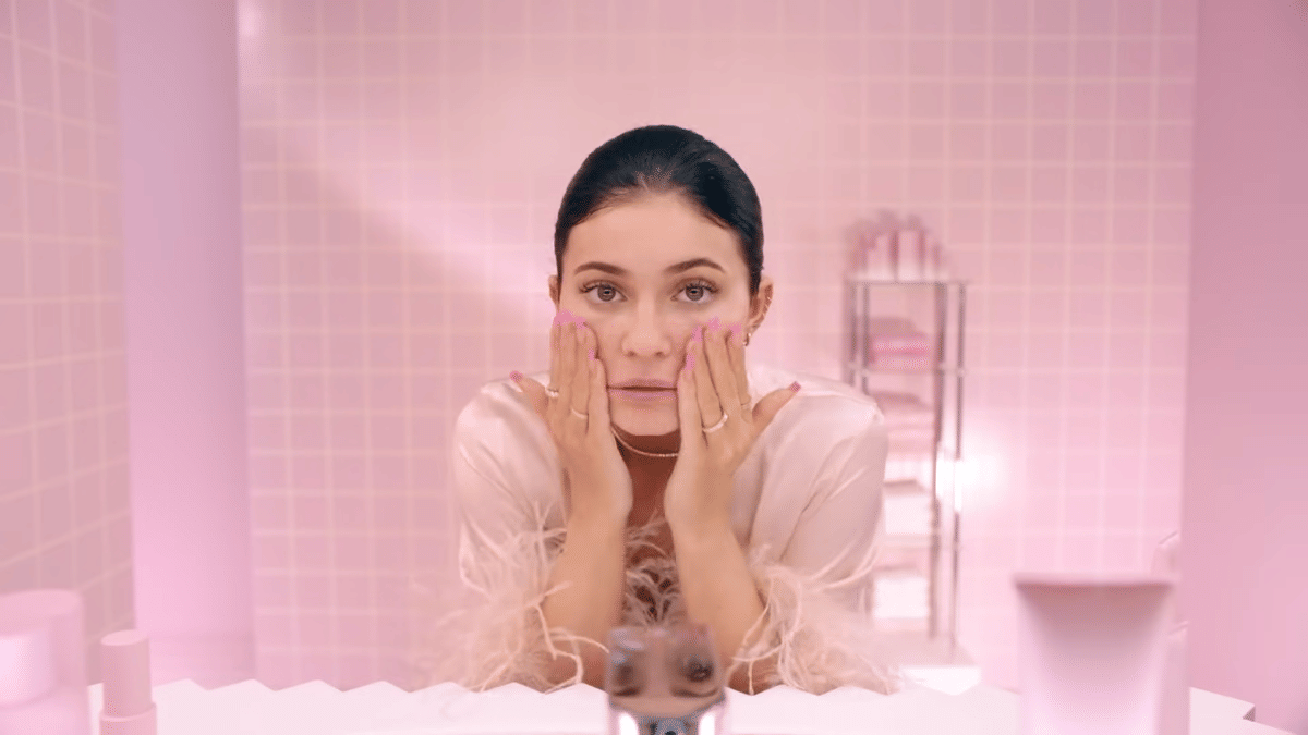Cuplikan video skincare routine Kylie Jenner 