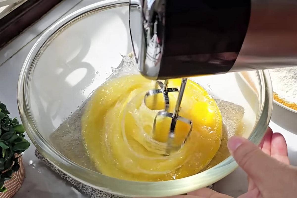 ilustrasi membuat adonan egg roll crispy