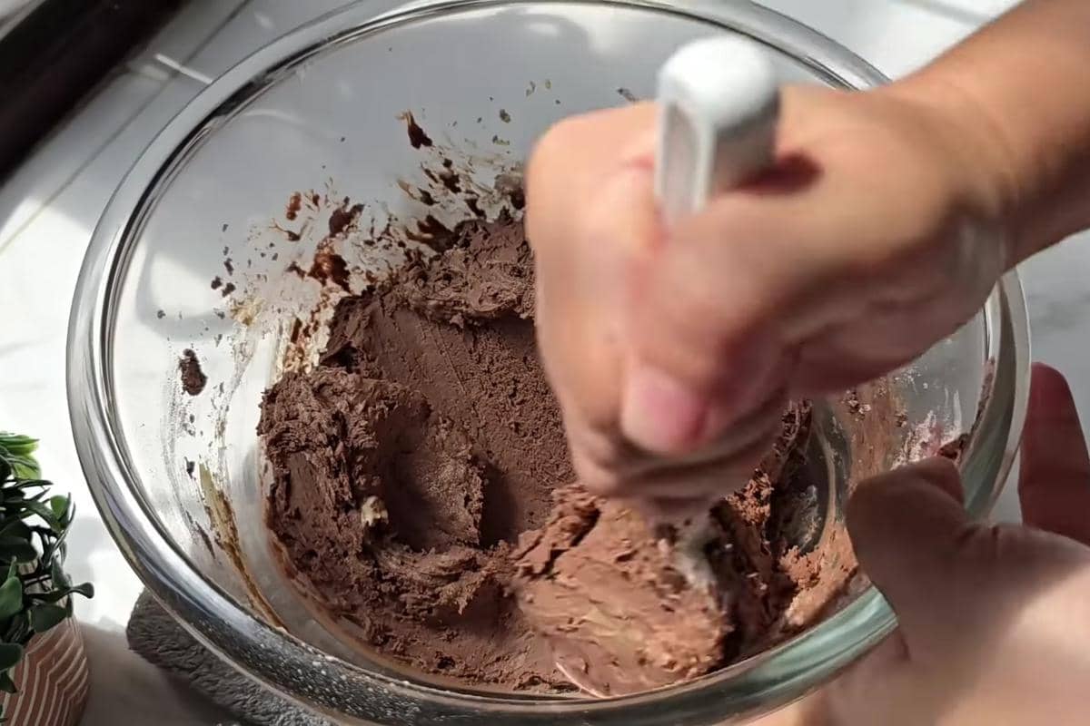 ilustrasi membuat adonan afghan cookies