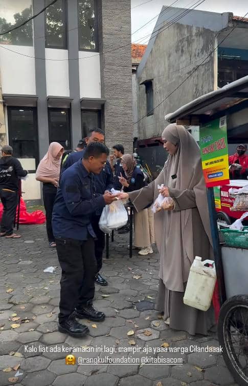 Zaskia Adya Mecca Bagi-bagi 1.200 Takjil (instagram.com/zaskiaadyamecca)