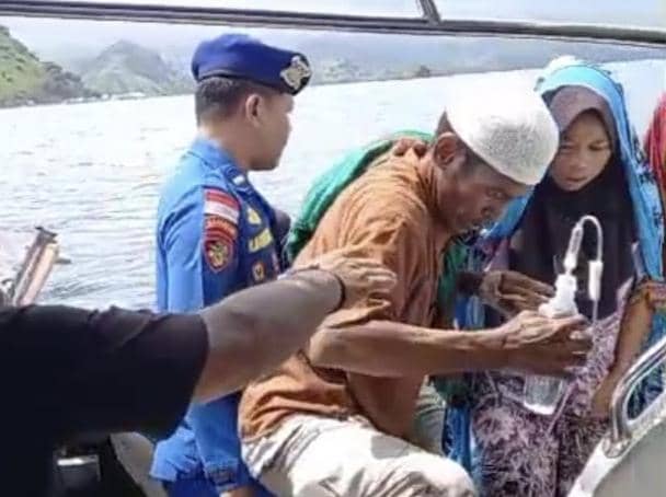 Polisi evakuasi ibu hamil kembar dari perairan Komodo. 