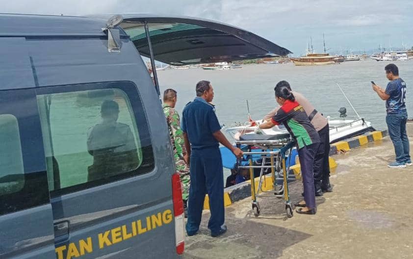 Polisi evakuasi ibu hamil kembar dari perairan Komodo. 