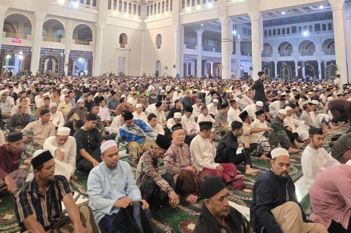 15000 Jemaah Berburu Malam Lailatul Qadar di Masjid Al Akbar Surabaya 