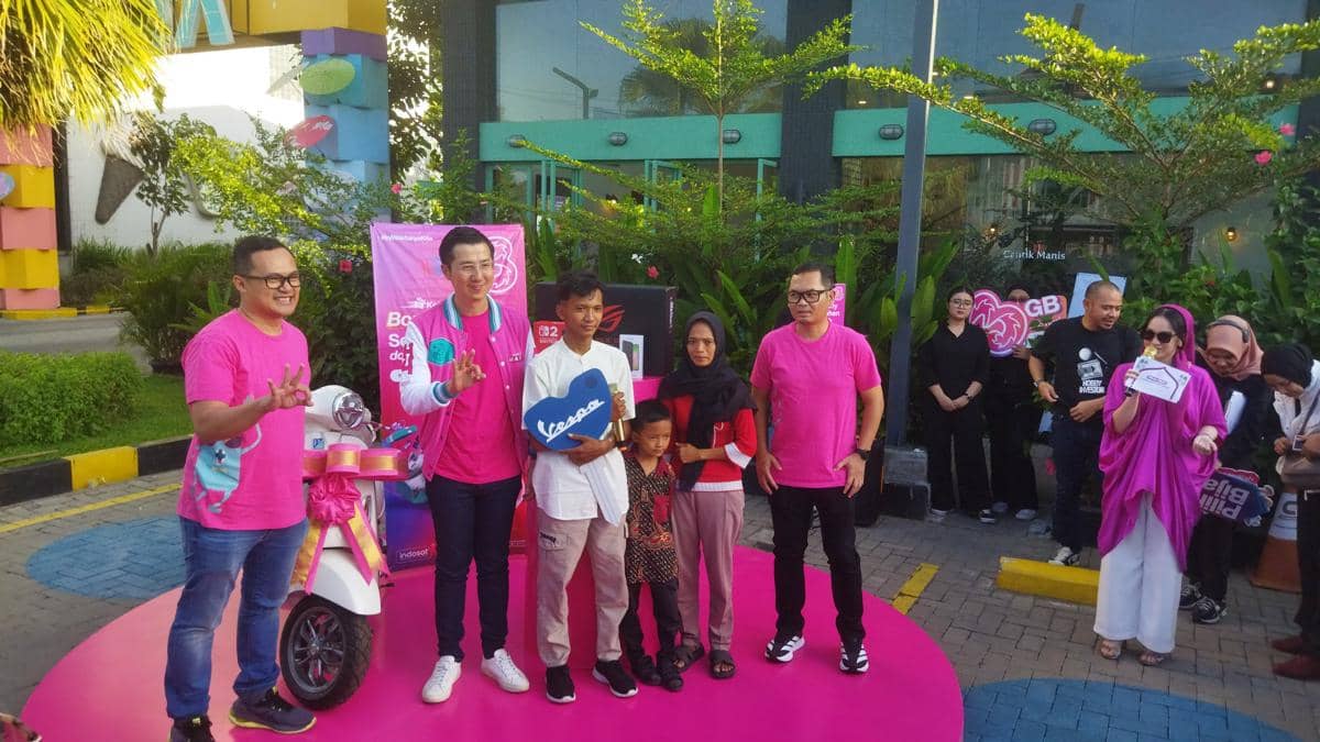 Warga Deli Serdang mendapat grandprize Vespa LX125 dari program BombasTri Indosat (dok.Indosat)