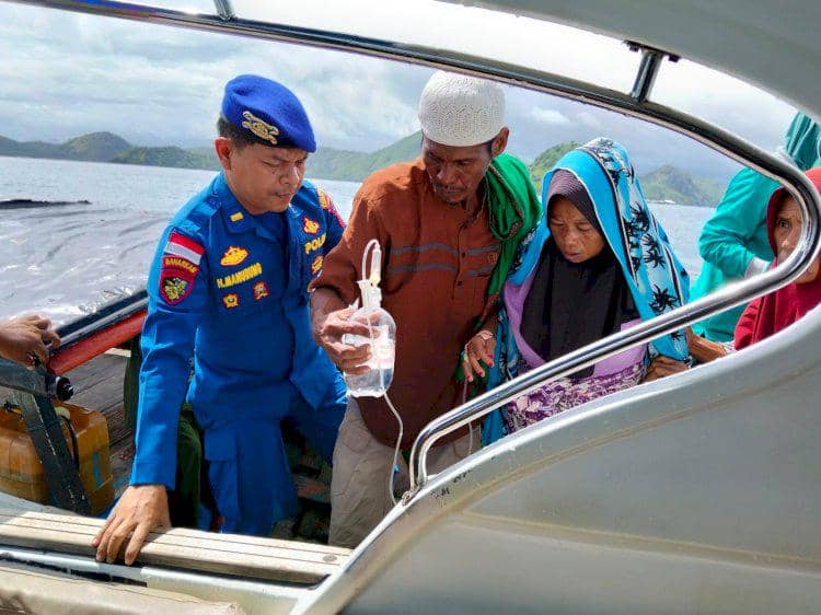 Polisi Evakuasi Ibu Hamil Kembar di Tengah Gelombang Perairan Komodo