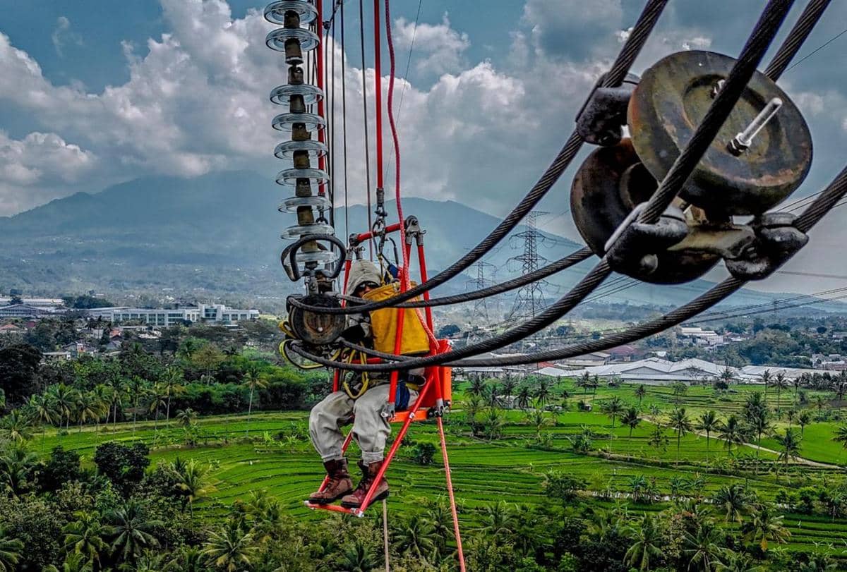 Jaga Keandalan PasokanListrik, PLN UPT Salatiga Ganti Isolator Korosi