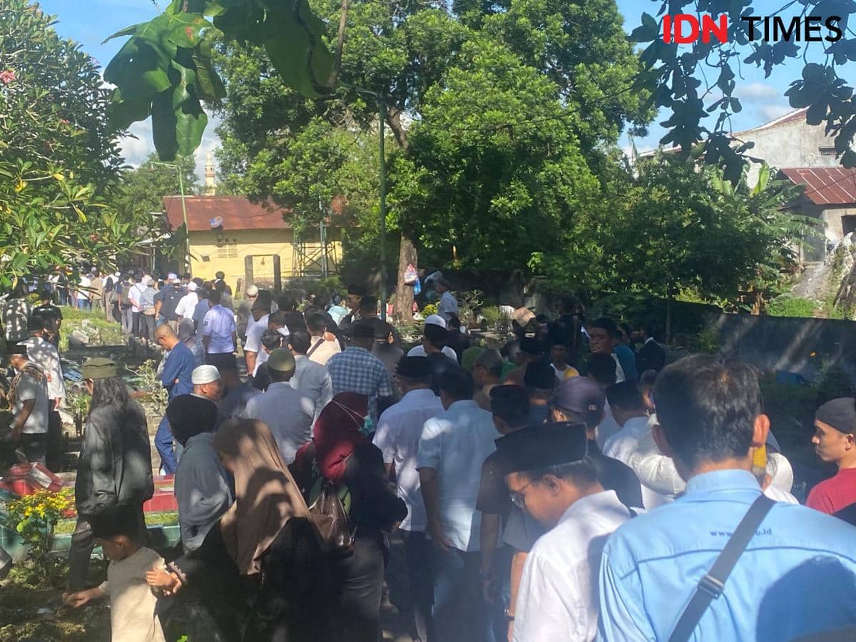 Keluarga dan kerabat mengantarkan pemakaman Kepala Bapenda NTB dr. Lalu Herman Mahaputra.