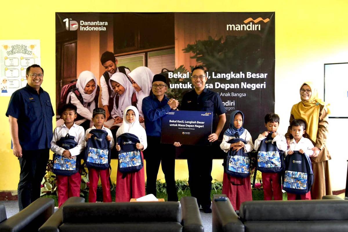 Jalankan Komitmen, Bank Mandiri Bagikan Ribuan Tas ke Anak di Lombok