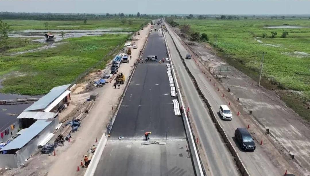 Proses pemeliharaan di ruas Tol Kayuagung untuk menyambut arus mudik Lebaran 2026.