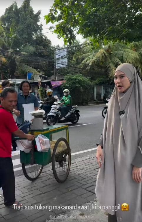 Zaskia Adya Mecca Bagi-bagi 1.200 Takjil (instagram.com/zaskiaadyamecca)