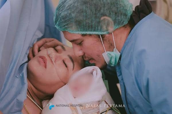 7 Potret Via Vallen Melahirkan Anak Kedua, Wajahnya Masih Dirahasiakan