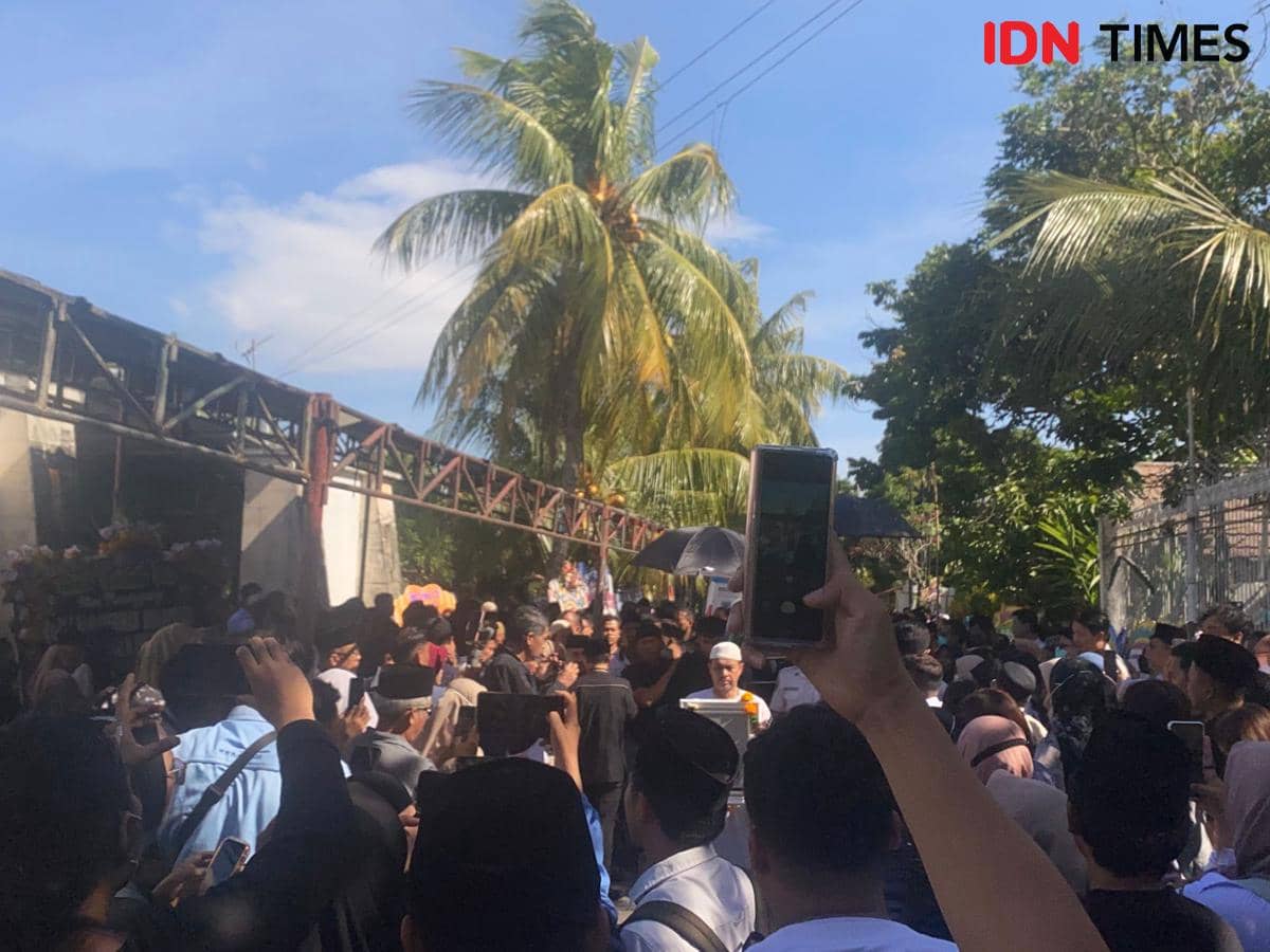 Keluarga dan kerabat mengantarkan pemakaman Kepala Bapenda NTB dr. Lalu Herman Mahaputra.