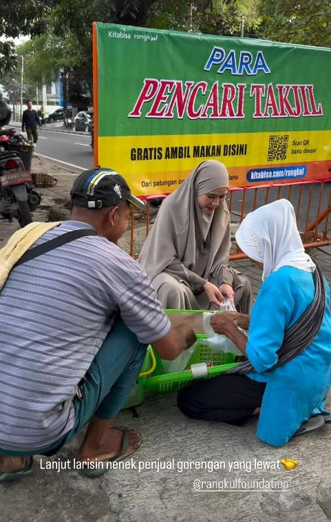 Zaskia Adya Mecca Bagi-bagi 1.200 Takjil (instagram.com/zaskiaadyamecca)