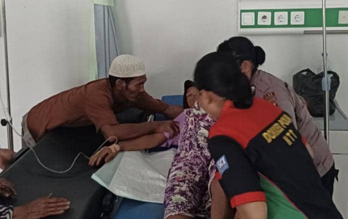 Polisi evakuasi ibu hamil kembar dari perairan Komodo. 