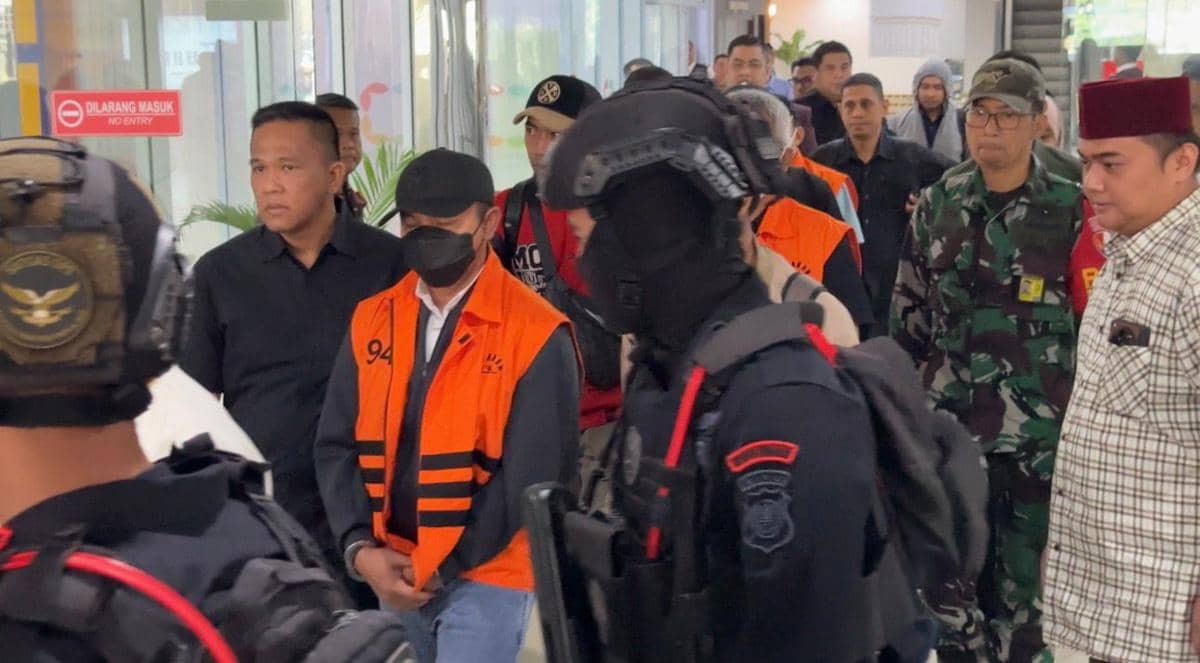 [BREAKING] KPK Pindahkan Gubernur Riau Nonaktif ke Rutan Pekanbaru