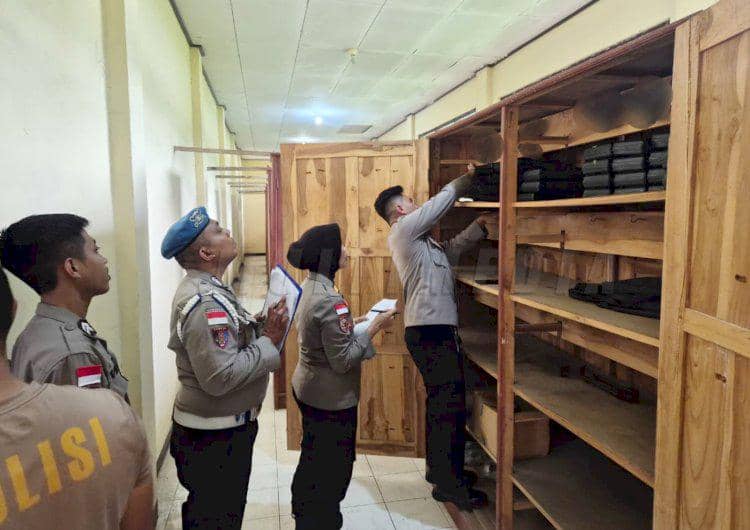 Polda NTT melakukan penertiban internal senjata api. 