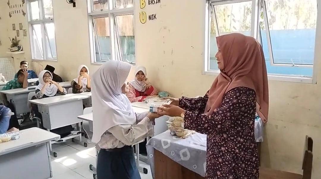 Pembagian MBG di SMP N 3 Palembang (IDN Times/Feny Maulia Agustin)